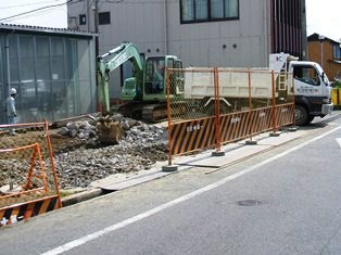 �����{�݃R���N���[�g�y�Ԏ�󂵁A�R���N���[�g��ύ��݉^�������H��